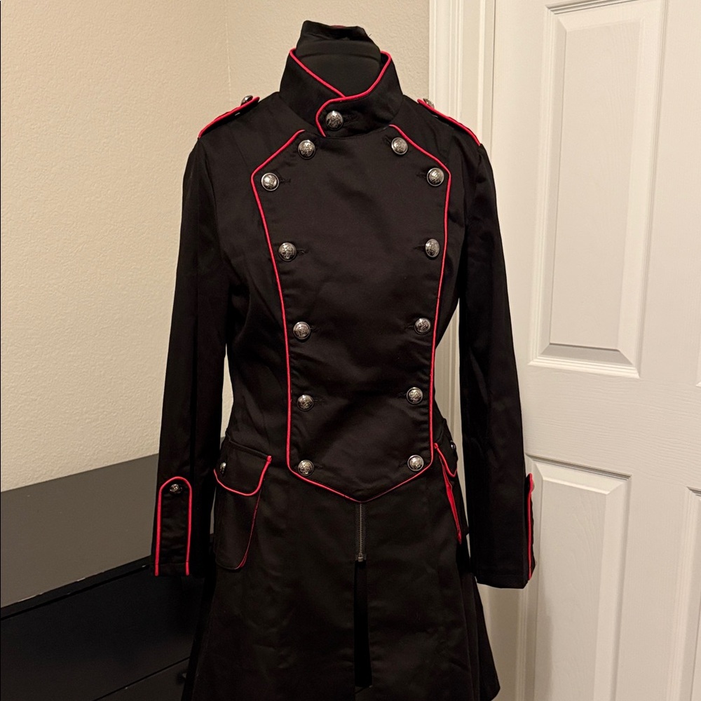 Elegant Black Trench Coat with Red Accents - Picture 6 of 6